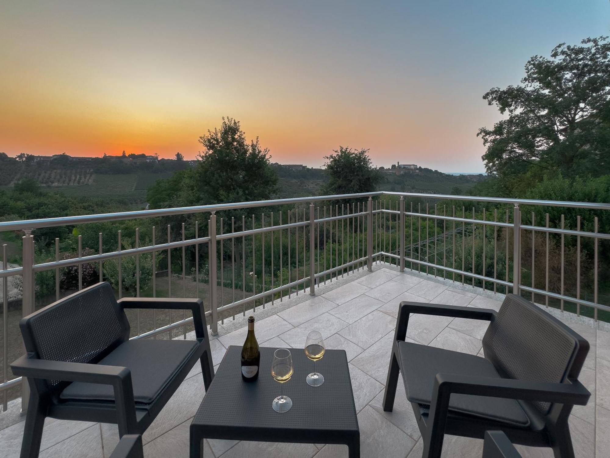 Roero Sunset Apartment Govone Ngoại thất bức ảnh